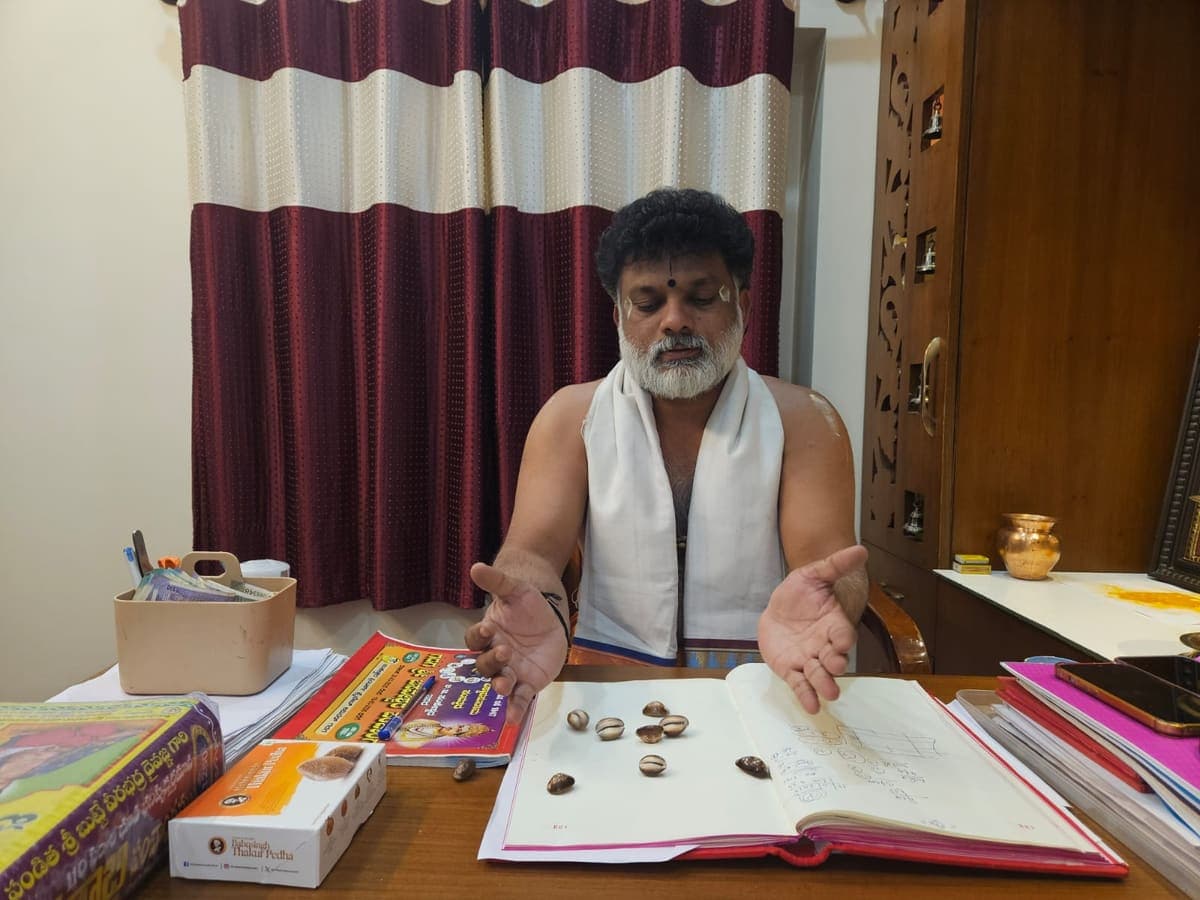 Guruji consulting a client at the centre